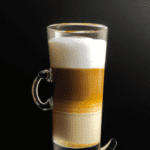 fotografia sobre como hacer un cafe macchiato con leche condensada para portada de una categoria en una pagina web sobre cafe y cafe expresso y utiliza mucho el color oro b89634 y en menor medida e