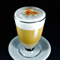 fotografia sobre como hacer un cappuccino sin cafetera para portada de una categoria en una pagina web sobre cafe y cafe expresso y utiliza mucho el color oro b89634 y en menor medida el color blac