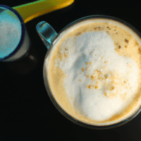 fotografia sobre como hacer un cappuccino vegano para portada de una categoria en una pagina web sobre cafe y cafe expresso y utiliza mucho el color oro b89634 y en menor medida el color black 00