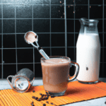 fotografia sobre como hacer un delicioso cafe expreso con leche para portada de una categoria en una pagina web sobre cafe y cafe expresso y utiliza mucho el color oro b89634 y en menor medida el c