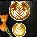fotografia sobre como hacer un tulipan en tu cafe con arte latte para portada de una categoria en una pagina web sobre cafe y cafe expresso y utiliza mucho el color oro b89634 y en menor medida el