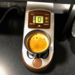 fotografia sobre como inspeccionar la presion y temperatura de tu maquina de cafe expresso para portada de una categoria en una pagina web sobre cafe y cafe expresso y utiliza mucho el color oro b89