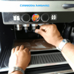 fotografia sobre como inspeccionar y limpiar el grupo de tu maquina de cafe expresso para portada de una categoria en una pagina web sobre cafe y cafe expresso y utiliza mucho el color oro b89634 y