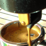fotografia sobre como limpiar tu maquina de cafe expresso en 5 pasos para portada de una categoria en una pagina web sobre cafe y cafe expresso y utiliza mucho el color oro b89634 y en menor medida