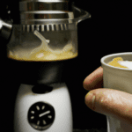 fotografia sobre como preparar cafe con leche condensada con una cafetera prensa francesa para portada de una categoria en una pagina web sobre cafe y cafe expresso y utiliza mucho el color oro