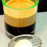 fotografia sobre como preparar un cafe irlandes con leche condensada para portada de una categoria en una pagina web sobre cafe y cafe expresso y utiliza mucho el color oro b89634 y en menor medida