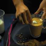 fotografia sobre como preparar un cafe latte con leche de avena soja o almendras para portada de una categoria en una pagina web sobre cafe y cafe expresso y utiliza mucho el color oro b89634 y en