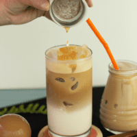 fotografia sobre como preparar un cafe latte helado para los dias de calor para portada de una categoria en una pagina web sobre cafe y cafe expresso y utiliza mucho el color oro b89634 y en menor
