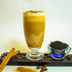 fotografia sobre como preparar un cafe latte vegano sin leche animal para portada de una categoria en una pagina web sobre cafe y cafe expresso y utiliza mucho el color oro b89634 y en menor medida