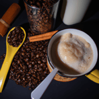 fotografia sobre como preparar un delicioso cappuccino en casa para portada de una categoria en una pagina web sobre cafe y cafe expresso y utiliza mucho el color oro b89634 y en menor medida el co