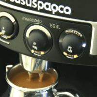 fotografia sobre como realizar una inspeccion visual de tu maquina de cafe expresso para portada de una categoria en una pagina web sobre cafe y cafe expresso y utiliza mucho el color oro b89634 y