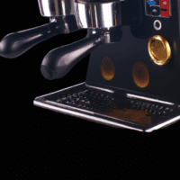 fotografia sobre como solucionar problemas comunes en tu maquina de cafe expresso durante la inspeccion para portada de una categoria en una pagina web sobre cafe y cafe expresso y utiliza mucho el co