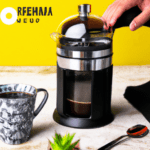 fotografia sobre descubre como preparar el cafe perfecto con una cafetera prensa francesa para portada de una categoria en una pagina web sobre cafe y cafe expresso y utiliza mucho el color oro b896