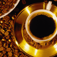 fotografia sobre descubre la cultura del cafe en espana para portada de una categoria en una pagina web sobre cafe y cafe expresso y utiliza mucho el color oro b89634 y en menor medida el color bla