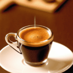 fotografia sobre descubre los secretos del espresso en espana para portada de una categoria en una pagina web sobre cafe y cafe expresso y utiliza mucho el color oro b89634 y en menor medida el col