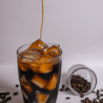 fotografia sobre disfruta del sabor del cafe con hielo en casa como nunca antes para portada de una categoria en una pagina web sobre cafe y cafe expresso y utiliza mucho el color oro b89634 y en m