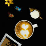 fotografia sobre el arte latte como forma de expresion personal para portada de una categoria en una pagina web sobre cafe y cafe expresso y utiliza mucho el color oro b89634 y en menor medida el c