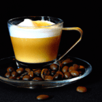 fotografia sobre el cafe cortado una deliciosa opcion para el desayuno para portada de una categoria en una pagina web sobre cafe y cafe expresso y utiliza mucho el color oro b89634 y en menor med
