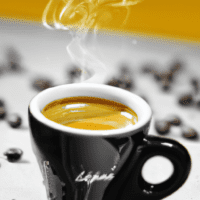 fotografia sobre el cafe espresso en las cafeterias de malaga para portada de una categoria en una pagina web sobre cafe y cafe expresso y utiliza mucho el color oro b89634 y en menor medida el col