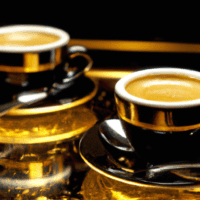 fotografia sobre el cafe espresso en las cafeterias emblematicas de pamplona para portada de una categoria en una pagina web sobre cafe y cafe expresso y utiliza mucho el color oro b89634 y en meno