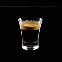fotografia sobre el cafe expresso una bebida con historia en espana para portada de una categoria en una pagina web sobre cafe y cafe expresso y utiliza mucho el color oro b89634 y en menor medida