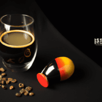 fotografia sobre el espresso y su maridaje con frutas para portada de una categoria en una pagina web sobre cafe y cafe expresso y utiliza mucho el color oro b89634 y en menor medida el color black