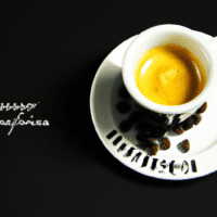 fotografia sobre el tueste italiano el secreto detras del cafe expresso perfecto para portada de una categoria en una pagina web sobre cafe y cafe expresso y utiliza mucho el color oro b89634 y en