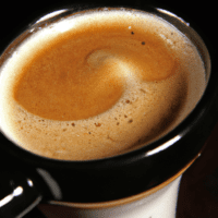 fotografia sobre el tueste y el aroma del cafe expresso como se relacionan para portada de una categoria en una pagina web sobre cafe y cafe expresso y utiliza mucho el color oro b89634 y e