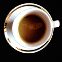 fotografia sobre el tueste y el cuerpo del cafe expresso como se relacionan para portada de una categoria en una pagina web sobre cafe y cafe expresso y utiliza mucho el color oro b89634 y