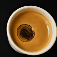 fotografia sobre el tueste y la crema del cafe expresso como se relacionan para portada de una categoria en una pagina web sobre cafe y cafe expresso y utiliza mucho el color oro b89634 y e