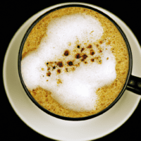 fotografia sobre en un cappuccino para portada de una categoria en una pagina web sobre cafe y cafe expresso y utiliza mucho el color oro b89634 y en menor medida el color black 000000 y el blan
