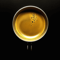 fotografia sobre espresso para portada de una categoria en una pagina web sobre cafe y cafe expresso y utiliza mucho el color oro b89634 y en menor medida el color black 000000 y el blanco fff