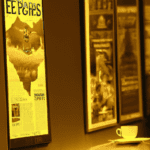 fotografia sobre explora las rutas del cafe en espana para portada de una categoria en una pagina web sobre cafe y cafe expresso y utiliza mucho el color oro b89634 y en menor medida el color black