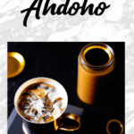 fotografia sobre hacer un cafe macchiato con leche de almendras para portada de una categoria en una pagina web sobre cafe y cafe expresso y utiliza mucho el color oro b89634 y en menor medida el c