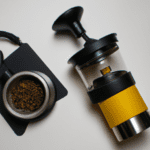 fotografia sobre la aeropress la cafetera para los que buscan un cafe con notas de frutos secos para portada de una categoria en una pagina web sobre cafe y cafe expresso y utiliza mucho el color oro
