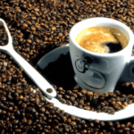 fotografia sobre la cantidad ideal de cafe expresso para mejorar tu salud para portada de una categoria en una pagina web sobre cafe y cafe expresso y utiliza mucho el color oro b89634 y en menor m