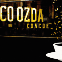 fotografia sobre la cultura del cafe en las cafeterias emblematicas de salamanca para portada de una categoria en una pagina web sobre cafe y cafe expresso y utiliza mucho el color oro b89634 y en