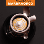 fotografia sobre la historia del cafe macchiato origen y evolucion para portada de una categoria en una pagina web sobre cafe y cafe expresso y utiliza mucho el color oro b89634 y en menor medida