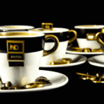 fotografia sobre la historia detras de las tazas de cafe expresso para portada de una categoria en una pagina web sobre cafe y cafe expresso y utiliza mucho el color oro b89634 y en menor medida el