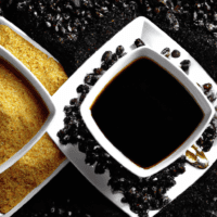 fotografia sobre la historia detras del cafe americano y su nombre para portada de una categoria en una pagina web sobre cafe y cafe expresso y utiliza mucho el color oro b89634 y en menor medida e