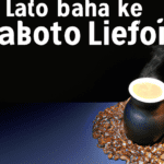 fotografia sobre la historia detras del cafe con leche y su popularidad en espana para portada de una categoria en una pagina web sobre cafe y cafe expresso y utiliza mucho el color oro b89634 y en