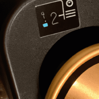 fotografia sobre la importancia de la calibracion en la inspeccion de tu cafetera espresso para portada de una categoria en una pagina web sobre cafe y cafe expresso y utiliza mucho el color oro b89