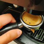 fotografia sobre la importancia de la limpieza en la inspeccion de tu maquina de cafe expresso para portada de una categoria en una pagina web sobre cafe y cafe expresso y utiliza mucho el color oro