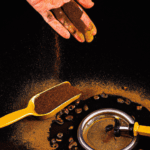 fotografia sobre la limpieza para un cafe perfecto para portada de una categoria en una pagina web sobre cafe y cafe expresso y utiliza mucho el color oro b89634 y en menor medida el color black