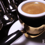 fotografia sobre las curiosidades detras de la preparacion del cafe expresso para portada de una categoria en una pagina web sobre cafe y cafe expresso y utiliza mucho el color oro b89634 y en meno