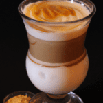 fotografia sobre las mejores recetas de cafe con leche para probar en casa para portada de una categoria en una pagina web sobre cafe y cafe expresso y utiliza mucho el color oro b89634 y en menor