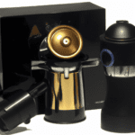 fotografia sobre los accesorios imprescindibles para tu maquina de cafe expreso para portada de una categoria en una pagina web sobre cafe y cafe expresso y utiliza mucho el color oro b89634 y en m