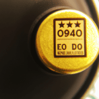 fotografia sobre los componentes clave a inspeccionar en tu maquina de cafe expresso para portada de una categoria en una pagina web sobre cafe y cafe expresso y utiliza mucho el color oro b89634 y