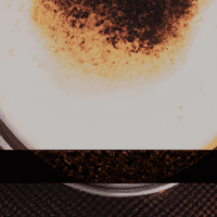 fotografia sobre los errores comunes al preparar un cappuccino y como evitarlos para portada de una categoria en una pagina web sobre cafe y cafe expresso y utiliza mucho el color oro b89634 y en m