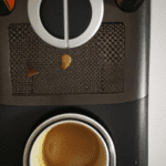 fotografia sobre los errores mas comunes al descalcificar tu maquina de cafe expresso para portada de una categoria en una pagina web sobre cafe y cafe expresso y utiliza mucho el color oro b89634